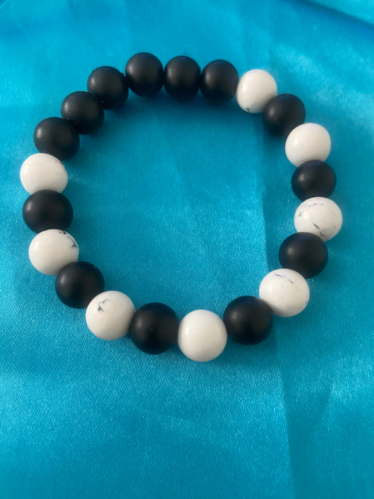 BLACK MATTE ONYX WITH WHIT HOWLITE